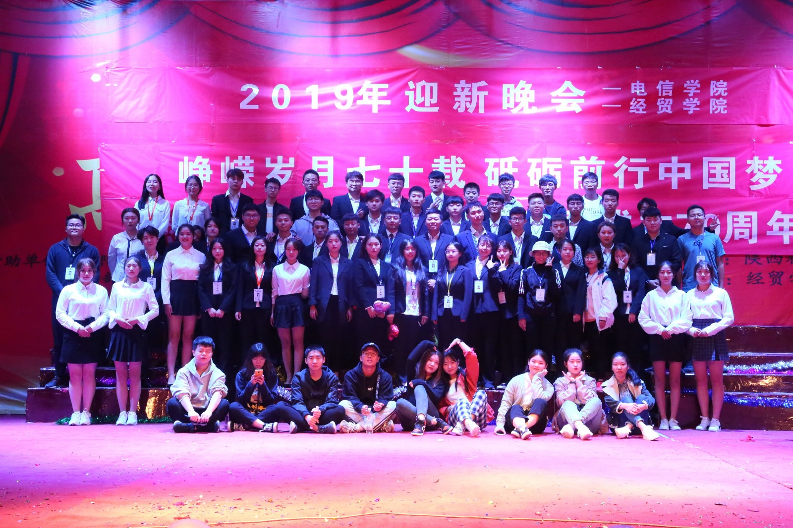 william威廉中文官网与经贸公司集体合照.jpg william威廉中文官网与经贸公司集体合照.jpg