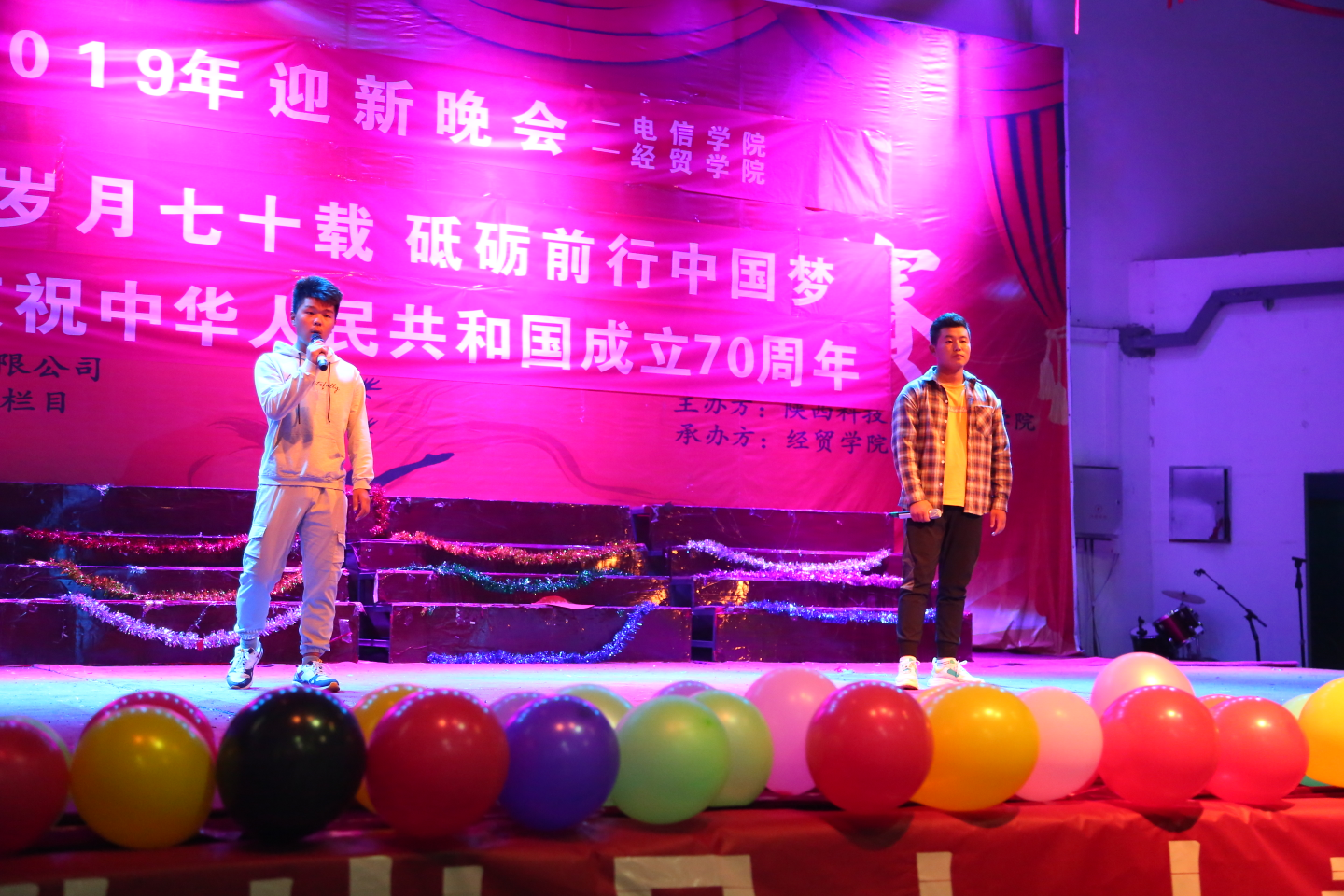 19级新生代表上台演唱.png 19级新生代表上台演唱.png
