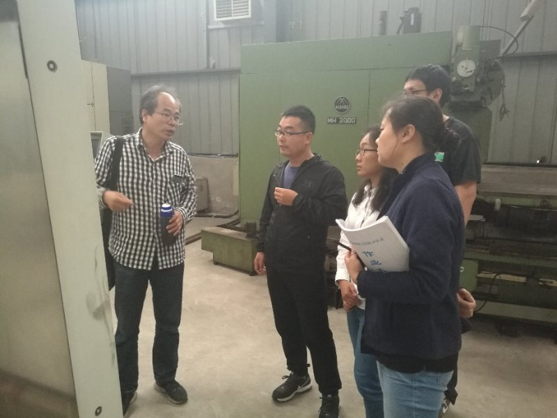 肖经理介绍员工实训时所用数控机床.png 肖经理介绍员工实训时所用数控机床.png