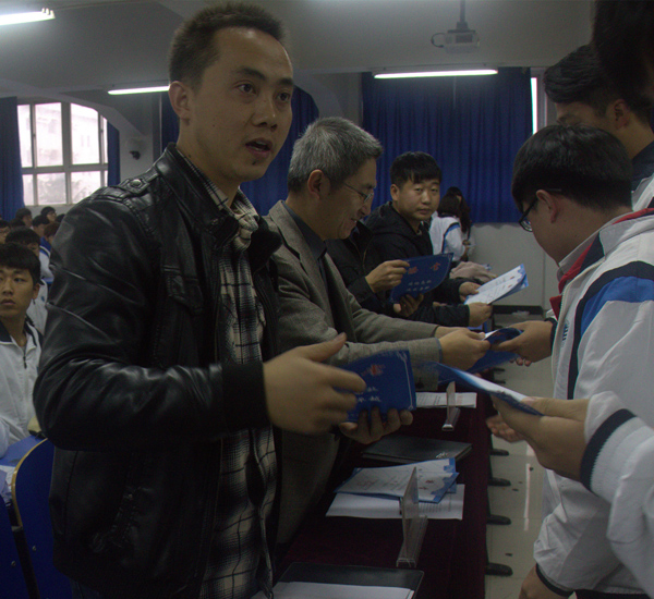 公司老师为获奖同学颁发奖状.jpg 公司老师为获奖同学颁发奖状.jpg