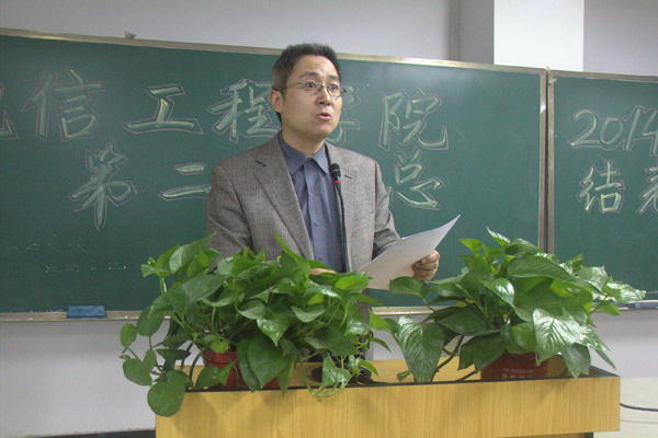 王涛老师宣读获员工奖名单.jpg 王涛老师宣读获员工奖名单.jpg